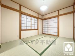 2面採光で陽光がたっぷり差し込む洗練された和室。温かみのある畳のスッキリとしたデザインが、暮らしを心地よく彩ります。