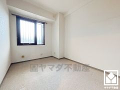 約5.2帖の洋室です。お子様のお部屋などにも丁度良い広さです。