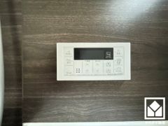 ボタン1つで自動でお湯張りができるオートバス機能付き。追い炊き機能もございますので、いつでも温かいお風呂に入ることができます。たし湯・たし水も可能で、お好みの温度に素早く調整できます。