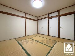 約8帖の3階和室です。間取り図には記載されておりませんが、板の間部分も押入になっています。