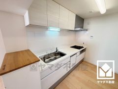 キッチン横にはカウンタースペースがあり、配膳や片付けがしやすいです。