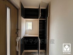 玄関にはシューズボックスを完備。家族の靴もしっかり収納できるので、玄関がいつも片付き、気持ちよくお客様を迎えられます。