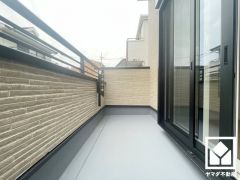 北向きバルコニーで風通し良好。奥行きがあり広々としているため、お洗濯物をたっぷりと干す事ができます。