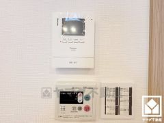 突然の来訪時でも安心なモニター付きインターホンを完備。お留守番中のお子様でも簡単に来訪者の確認ができます。