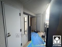 玄関周りに個性が生まれるポーチ付き。防犯面でも効果的です。