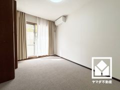 洋室は防音性、保温性に優れたカーペット敷き詰め。防滑性、クッション性も高く、お子様やご高齢の方も安全にお住まいいただけます。