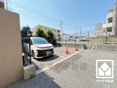 敷地内に駐車場を完備。重い荷物や雨の日の移動もスムーズで、快適なカーライフを実現。