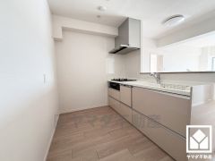 カウンターキッチンなので配膳や片付けがしやすく、お料理中でもお子様の様子が分かって安心です。調理に手間がかかりがちな肉や魚を、短時間でサッと焼き上げることができるグリル付き。