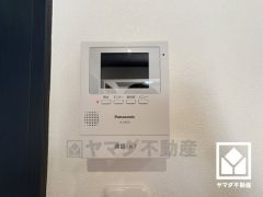 突然の来訪時でも安心なモニター付きインターホンを完備。お留守番中のお子様でも簡単に来訪者の確認ができます。