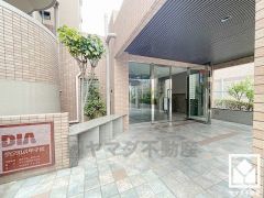 上質な素材と洗練されたデザインが織りなすエントランス。住まう人の誇りを感じさせる、優雅な迎えの空間。