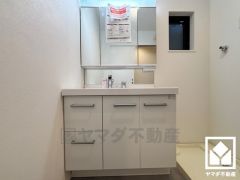 室内洗濯機置場がございますので、天候に左右されず洗濯していただけます。