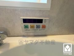 安全性を確保できる優先ボタンがございます。優先中はキッチンからの温度変更ができなくなるため、シャワー中に急に熱湯や冷水が出る状況を防ぐことができます。