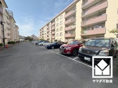 敷地内に駐車場を完備。重い荷物や雨の日の移動もスムーズで、快適なカーライフを実現。空き状況等は弊社スタッフまでお気軽にお問い合わせください。