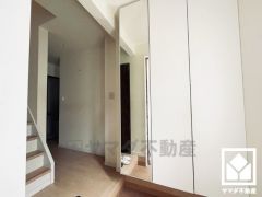 玄関にはシューズボックスを完備。家族の靴もしっかり収納できるので、玄関がいつも片付き、気持ちよくお客様を迎えられます。お出かけの前のチェックにも便利な鏡付きです。