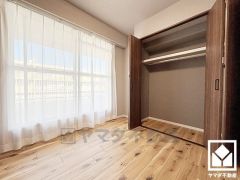 バルコニーにつながるお部屋で、通風・陽当たり良好。