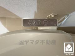 温水洗浄便座付きで、季節を問わずいつでも温かい便座をお使いいただけます。