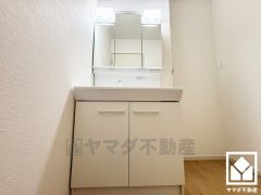 収納付きでスッキリお使い頂ける3面鏡の洗面台です。洗面ボウルが広めなので、忙しい朝でも身支度がしやすく時短になります。