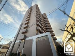 トイレにはトイレットペーパーのストックや消耗品置き場などとしてもお使いいただける棚がございます。