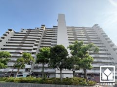 陽光に映える美しい外観。街並みに馴染みながらも、ひときわ目を引く存在感。