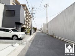 「FRESCO立花店」まで徒歩4分、「ウエルシア尼崎立花店」まで徒歩4分、「セブンイレブン尼崎立花町2丁目店」まで徒歩4分など、お買い物施設が徒歩5分圏内に複数あり便利な住環境です。