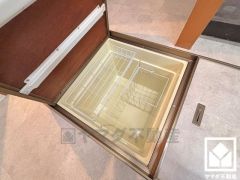 キッチンには床下収納が2か所ございます。災害時の非常食や食料品のストックなどを保存できます。