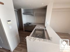 カウンターキッチンなので配膳や片付けがしやすく、お料理中でもお子様の様子が分かって安心です。家族のごはん作りがはかどる、同時調理ができる3口コンロ付き。