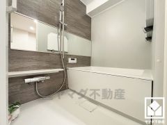 1日の疲れを癒す浴室でゆったりリフレッシュ。ナチュラルな木目調のアクセントパネルは落ち着いた雰囲気を演出してくれます。鏡が横長なので、お子様でも見やすく便利です。