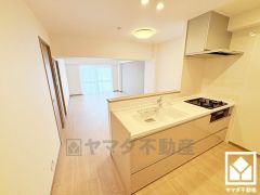 カウンターキッチンなので配膳や片付けがしやすく、お料理中でもお子様の様子が分かって安心です。