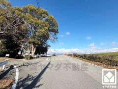 「キリン堂尼崎東店」まで徒歩5分、「業務スーパーTAKENOKO園田店」まで徒歩11分など、お買い物施設が徒歩圏内に複数あり便利な住環境です。