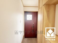 ドアの窓から光が差し込み、外出時にも帰宅時にも、明るい気持ちになれる玄関です。