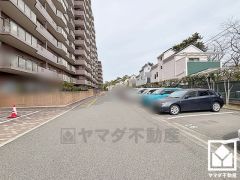 敷地内に駐車場を完備（月額18000円）。重い荷物や雨の日の移動もスムーズで、快適なカーライフを実現。空き状況等は弊社スタッフまでお気軽にお問い合わせください。