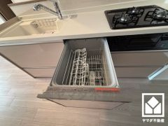 毎日の家事の負担を軽減でき、水道代の節約にもなる食器洗乾燥機付き。