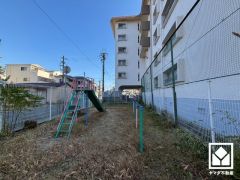 敷地北側に隣接してブランコやすべり台が設置された小さな公園がございます。東側へ徒歩すぐの距離にも遊具や砂場、広場の整備された公園があり、子育て世帯の方にもお勧めです。