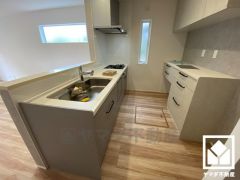 キッチン収納の多さもお料理を楽にしてくれるポイント。備え付けのカップボードがあり、スッキリとした空間が保てます。災害時の非常食や食料品のストックなどを保存できる床下収納もございます。