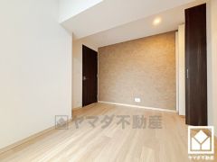 全居室フローリングでお掃除ラクラクです。おしゃれなインテリアが映えるデザイン性の高い洋室で、リラックスしたひとときを過ごせます。