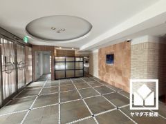 宅配ボックスも完備しています。留守でも安心、荷物の受け取りをスムーズに。