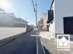 前面道路幅員約5.9mとゆったりとした広さがあるのでファミリーカー等の車の出入れも楽にできます。