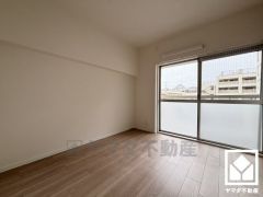 約6帖の東側洋室です。全居室に窓がございます。明るい陽光がたっぷり差し込む心地よい生活空間です。