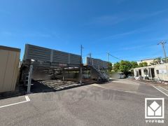 敷地内に駐車場を完備。重い荷物や雨の日の移動もスムーズで、快適なカーライフを実現。