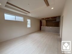 広々18.5帖のLDKが魅力。家族全員がリラックスできる、ゆったりとした快適リビングで温かい団らんの時間を。