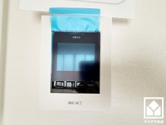 突然の来訪時でも安心なモニター付きインターホンを完備。お留守番中のお子様でも簡単に来訪者の確認ができます。