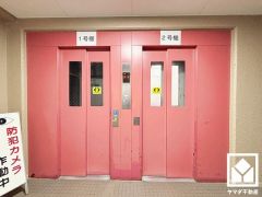 2基のエレベーターを設置し、待ち時間を短縮。快適な住まいへのアクセスをスムーズに。防犯カメラが設置されておりセキュリティにも配慮されています。