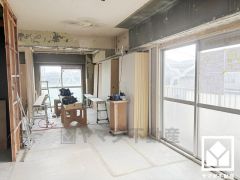 自然光を取り込む、開放感あふれる暮らし。心地よい空間が広がるリビングで、家族みんなが快適に過ごせる時間を提供。（2025年9月末頃リフォーム完了予定）