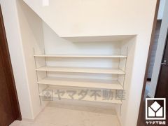 洗面室の壁面にバスタオルやパジャマ等を収納できるリネン庫がございます。洗剤等のストックも収納できるので、洗面室をすっきり清潔に保つことができそうです。可動棚なので用途に合わせて高さを調整できます。