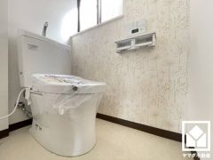 トイレが1階と2階にあるので、朝の忙しい時間にも混雑せず快適です。温水洗浄便座付きで、季節を問わずいつでも温かい便座をお使いいただけます。