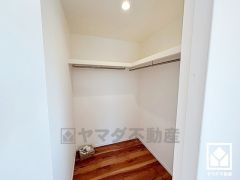 収納力豊富なウォークインクローゼット付き。お洋服はもちろん、趣味の道具なども収納可能。