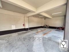 敷地内に駐車場を完備（月額11300円～14600円）。重い荷物や雨の日の移動もスムーズで、快適なカーライフを実現。空き状況は弊社スタッフまでお気軽にお問い合わせください。