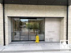 上質な素材と洗練されたデザインが織りなすエントランス。住まう人の誇りを感じさせる、優雅な迎えの空間。安心・安全な暮らしをサポートする、最新のオートロックシステムも完備。