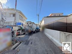 「ファミリーマート尼崎塚口町」まで徒歩3分、「関西スーパー稲野店」まで徒歩8分など、お買い物施設が徒歩圏内に複数あり便利な住環境です。