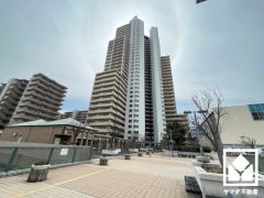 安心・安全な暮らしをサポートするオートロックシステムも完備。TVモニター付きインターホン対応です。